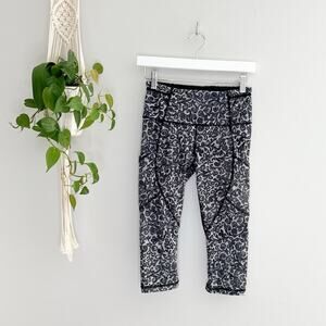 Lululemon Outrun Half Crop in color Mini Lace White/Black
